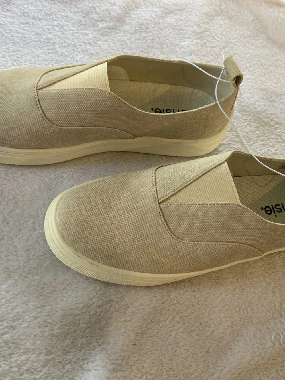 kensie women’s  Slip-On Canvas Sneakers in Beige nwt size 8. SKU 3247